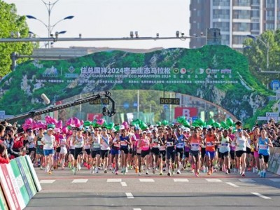 5月26日7时30分，住总国祥2024密云生态马拉松鸣枪开跑。据了解，该赛事由中国田径协会认证，北京市体育局、北京市密云区人民政府主办，北京市密云区体育局、北京市密云区体育总会承办，北京中锐体育产业有限公司运营。