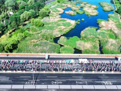 作为国内首个以“生态”为主题的马拉松赛事，本届密马从筹备到举办，始终将绿色环保理念贯穿其中，彰显密马生态主题。本届赛事继续依托密云得天独厚的自然环境优势，沿潮河两岸打造生态赛道，沿途水清岸绿、景色宜人，让选手们在水绿相融的优美景色中充分感受到跑步的乐趣。